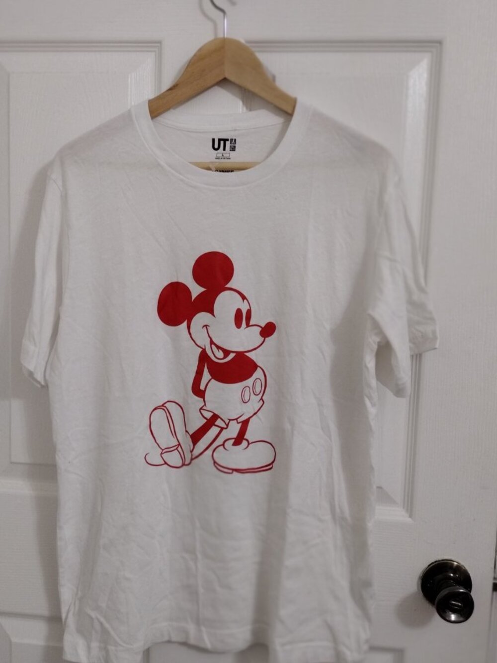 Uniqlo UT Mickey Mouse T-Shirt Large White Graphic Tee Disney Cotton Short Sleev